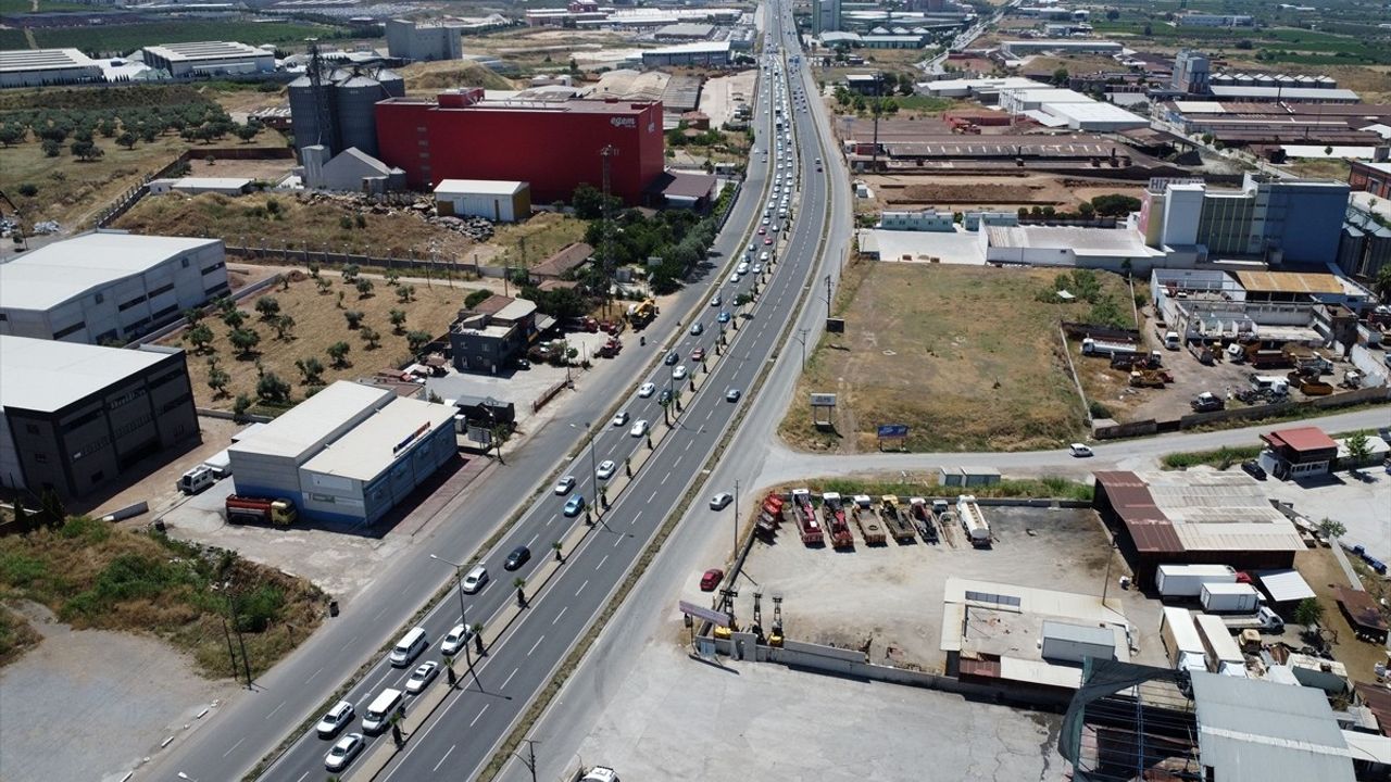 Kurban Bayramı'nda İzmir-Ankara Kara Yolunda Trafik Yoğunluğu