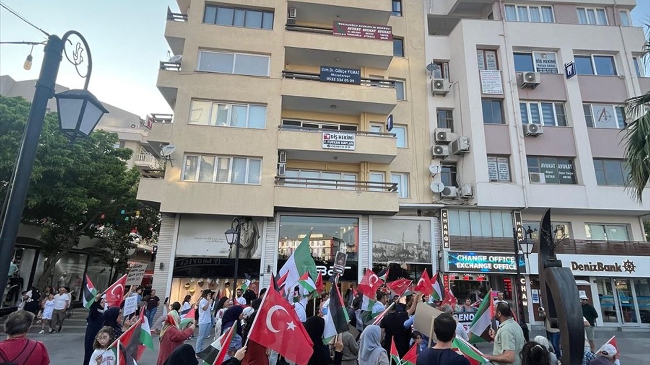Kuşadası'nda Filistin İçin Gazze Protestosu