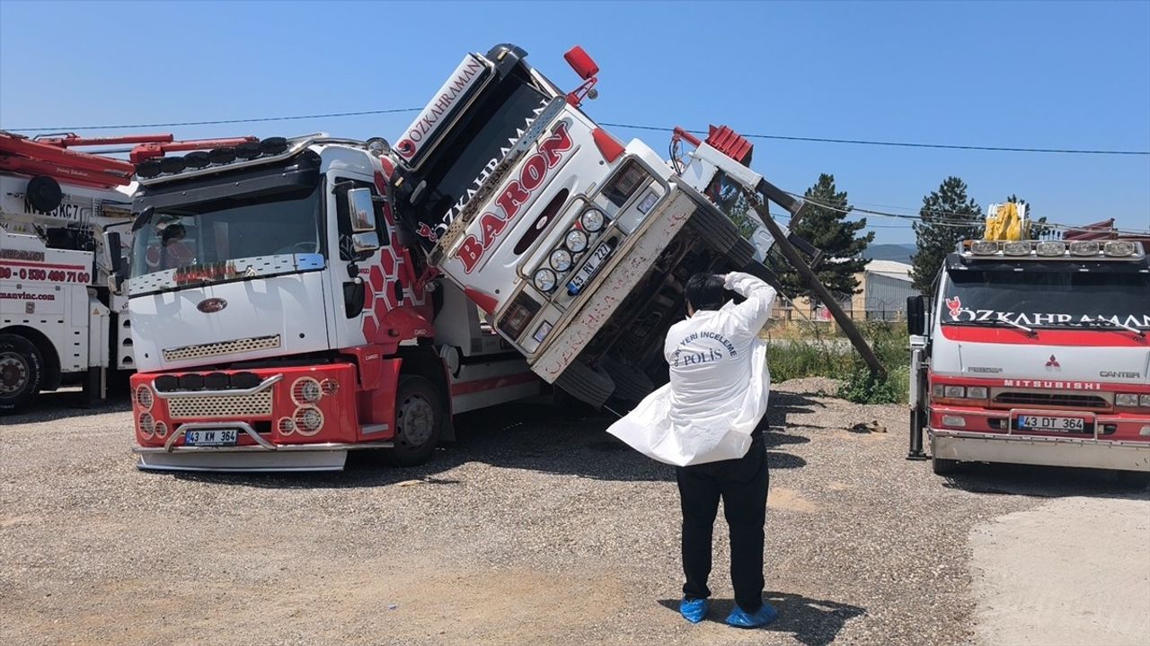Kütahya'da Devrilen Vinçten Düşen İki Kişi Yaralandı