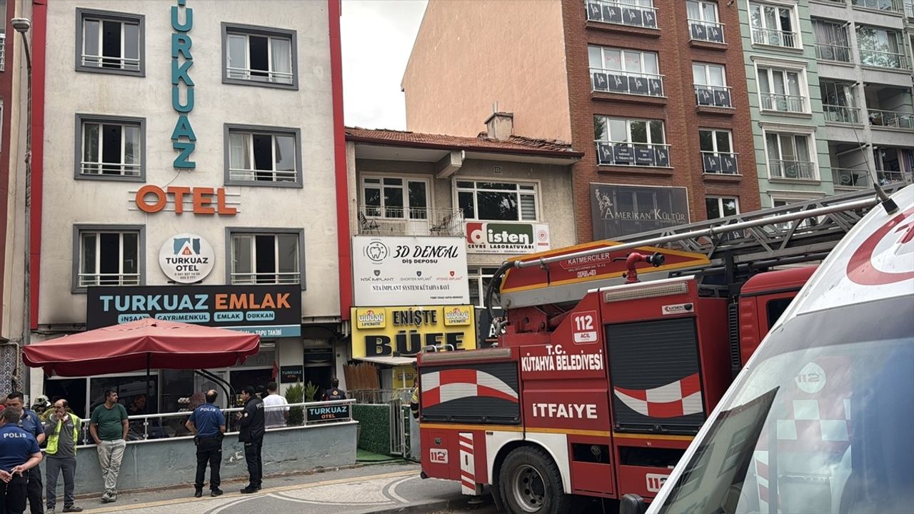 Kütahya'da Emlak Ofisinde Yangın: 10 Kişi Dumandan Etkilendi