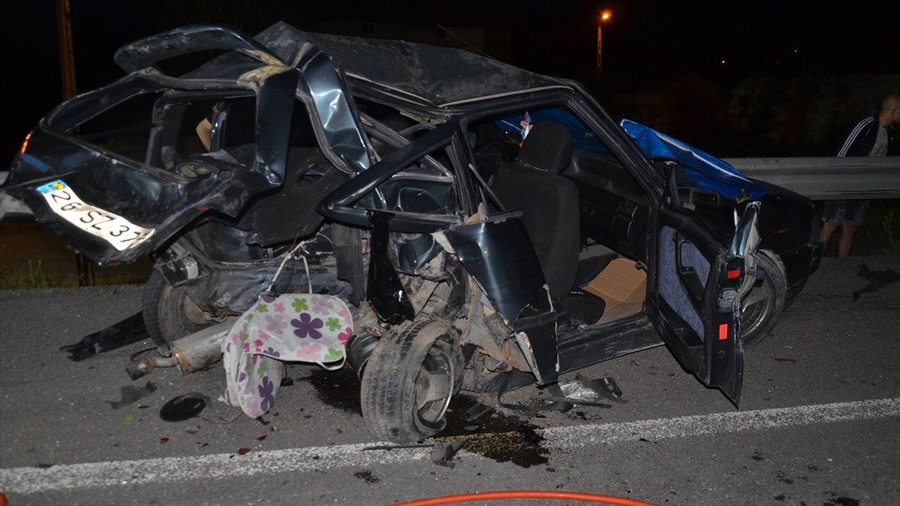 Kütahya'da Minibüs ve Otomobil Çarpıştı: 1 Ölü, 3 Yaralı