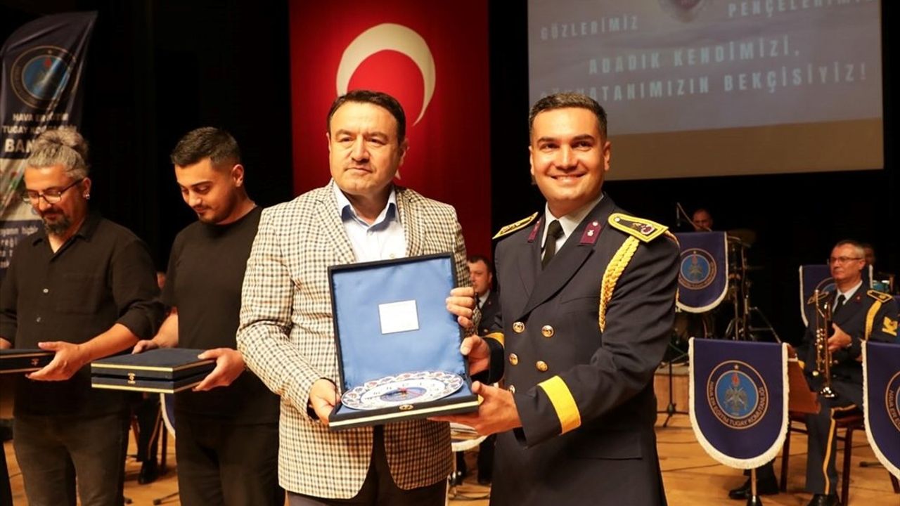 Kütahya'da 'Ordu Millet El Ele' Konseri Coşkuyla Gerçekleşti