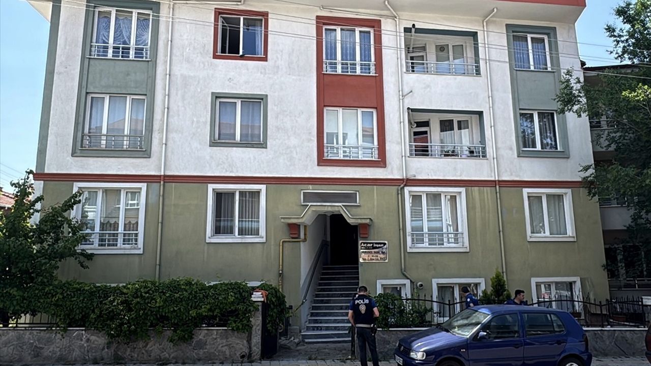 Kütahya'da Pencereyi Silen Kadın 3. Kattan Düştü, Ağır Yaralı