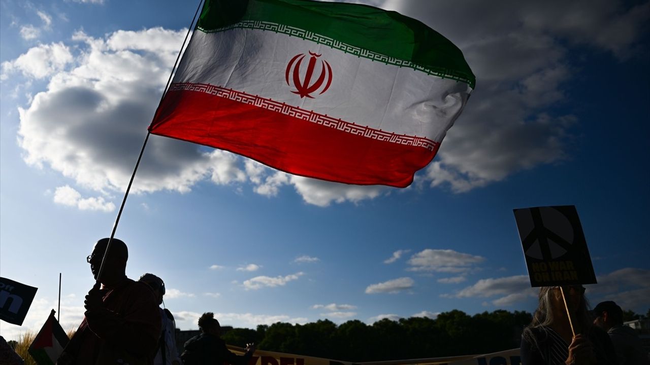 Londra'da İran'a Yönelik ABD ve İsrail Saldırıları Protesto Edildi