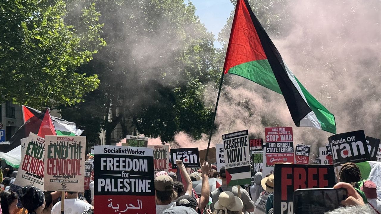 Londra'da On Binlerce Kişi Filistin İçin Yürüdü