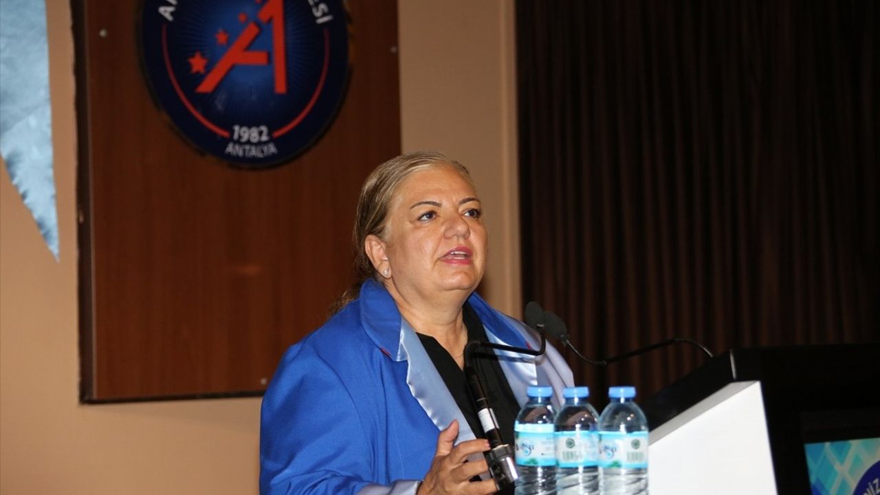 Lösemiyle Mücadele Eden Cansu Solak, Üniversiteyi Fakülte Birincisi Olarak Tamamladı