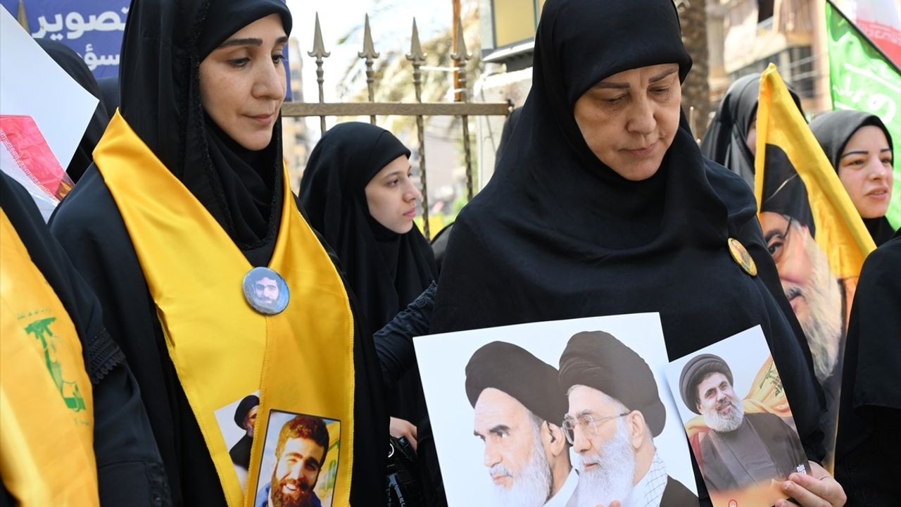 Lübnan'da Hizbullah Destekçileri İran'a Destek Gösterisi Düzenledi