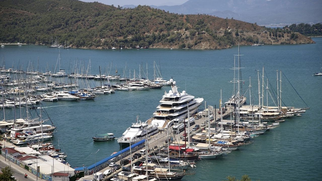 Lüks Yat 'Avantage', Fethiye Limanı'nda Yakıt İkmal Ediyor