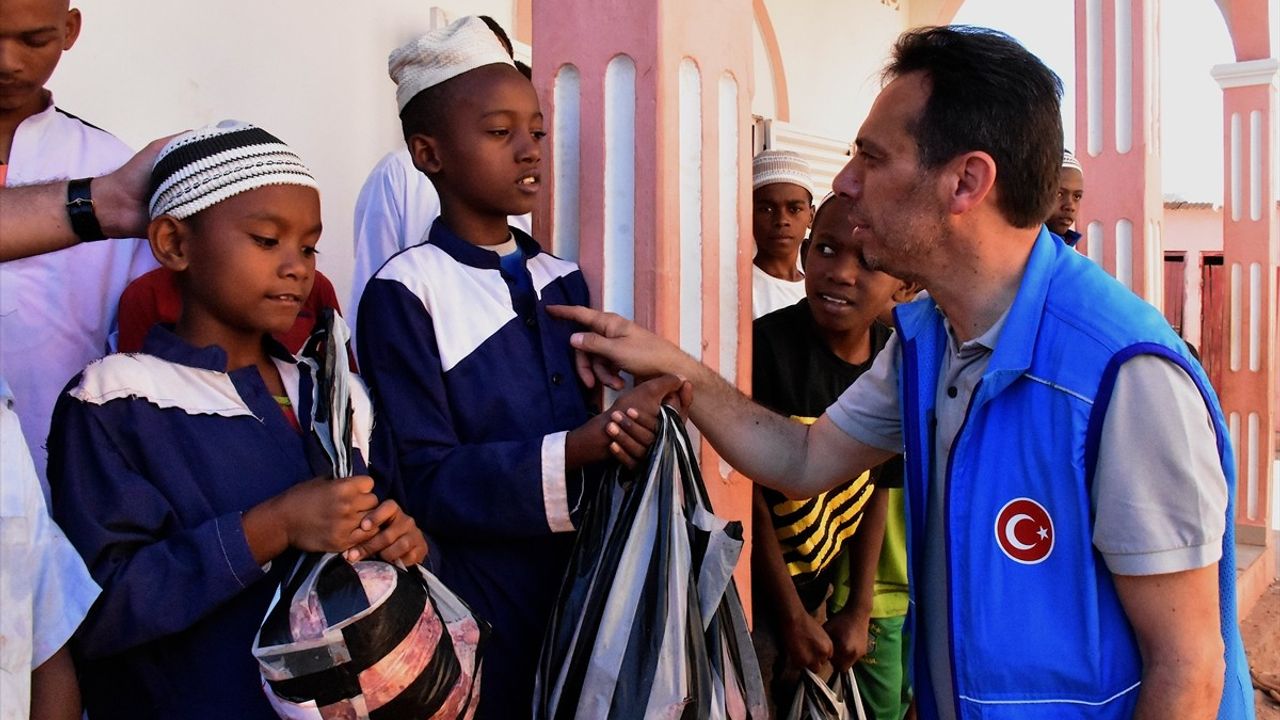 Madagaskar'da Hayırseverler Kurban Bayramı'nda Yüzleri Güldürdü