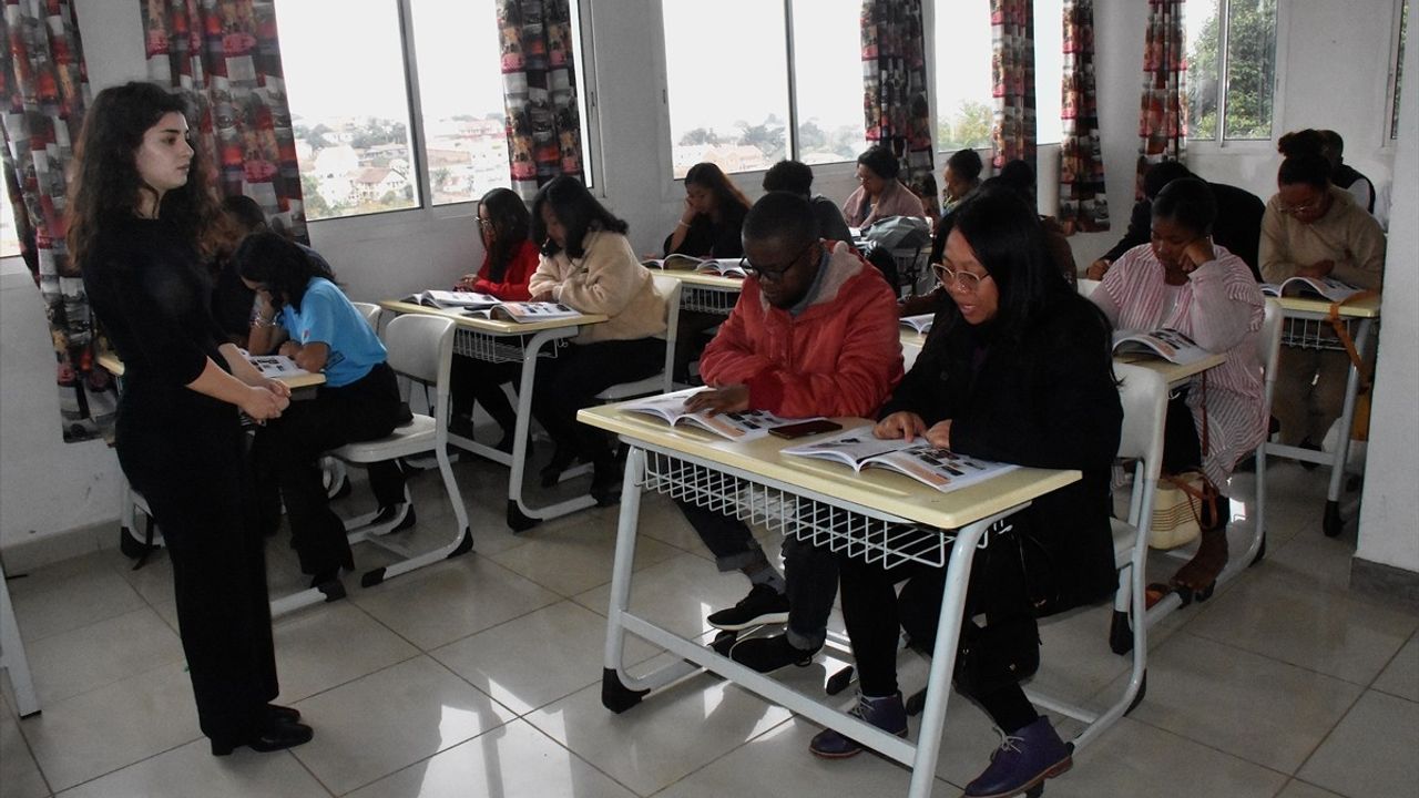 Madagaskarlı Gençler Türkçe Öğreniyor: Türkiye Maarif Vakfı'nın Etkisi