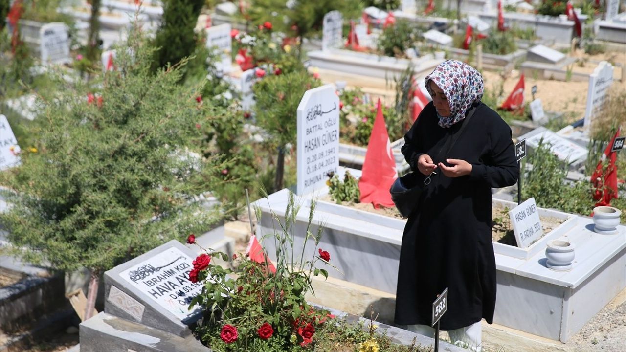 Malatya'da Depremzede Aileler Kurban Bayramı'nda Mezarlıkları Ziyaret Etti