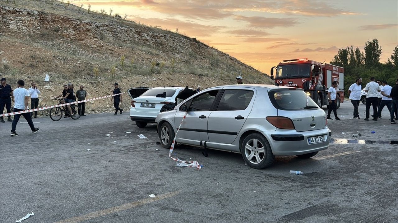 Malatya'da Otomobil Çarpışması: 11 Yaralı