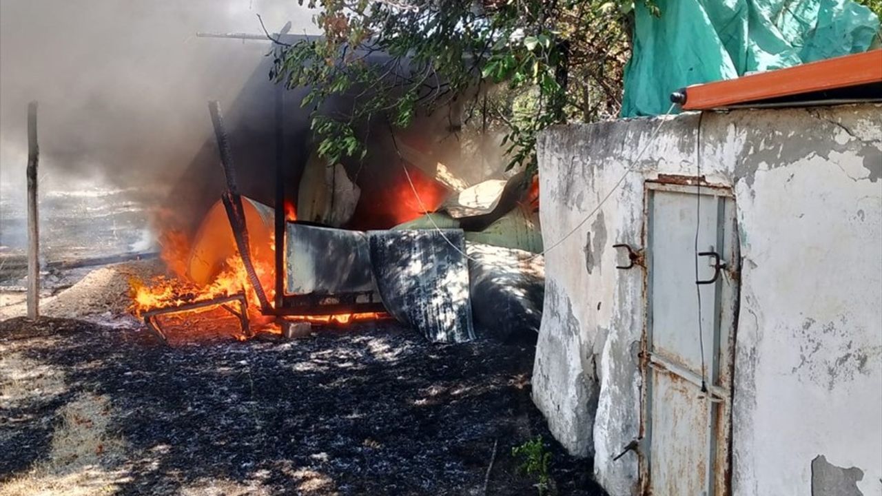 Malatya Kale'de Buğday Tarlasına Sıçrayan Yangın Kontrol Altına Alındı