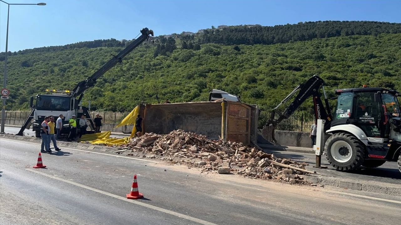 Maltepe'de Hafriyat Kamyonu Devrildi, Yol Kapandı