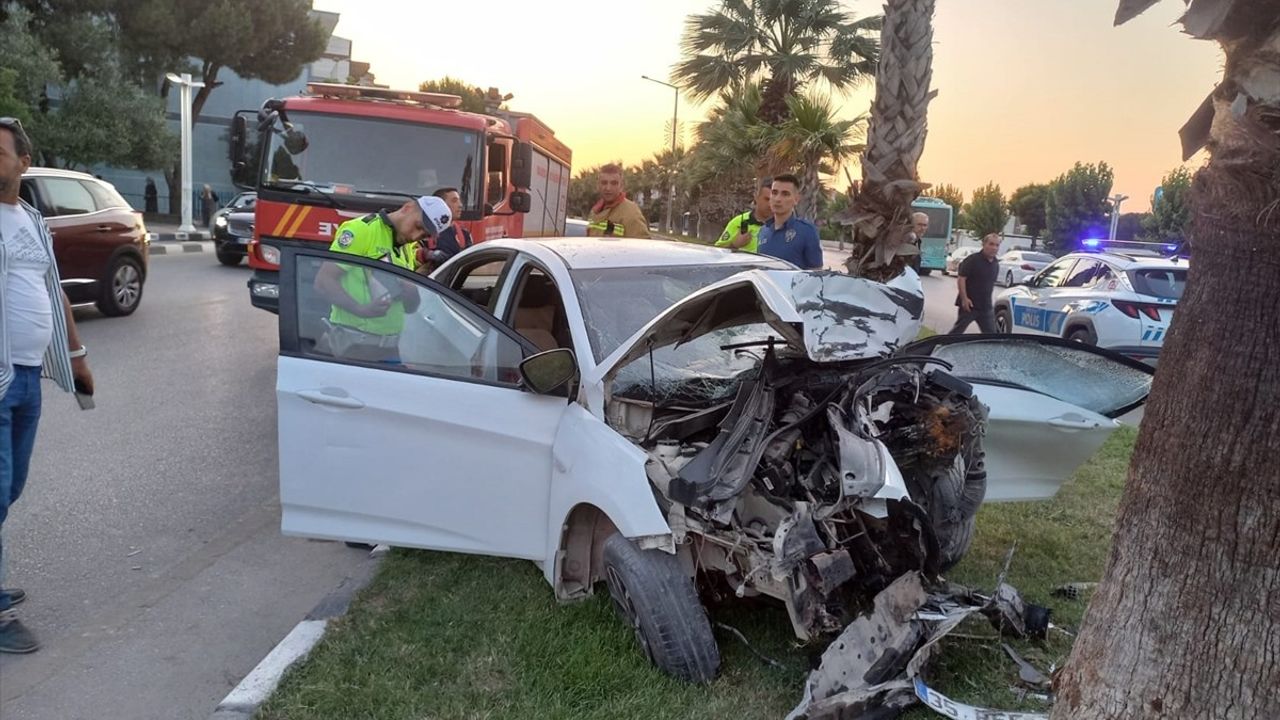 Manisa'da Ağaca Çarpan Otomobilin Sürücüsü Ağır Yaralandı