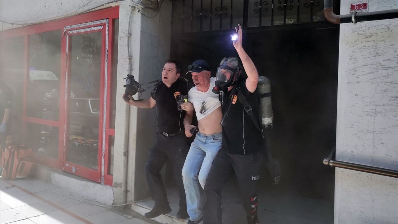 Manisa'da Asansörde Mahsur Kalan Yaşlı Adam Dumandan Etkilendi