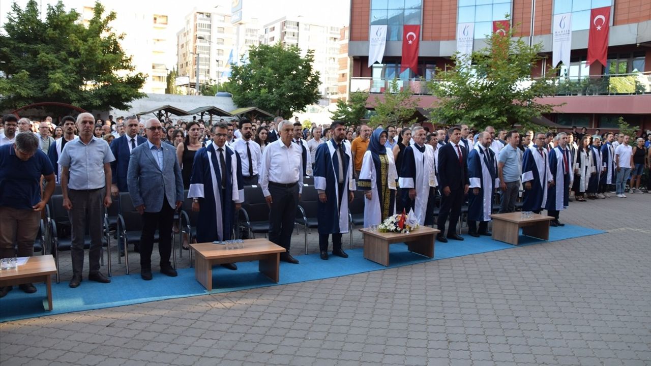 Manisa'da Filistinli Öğrenci Birincilikle Mezun Oldu