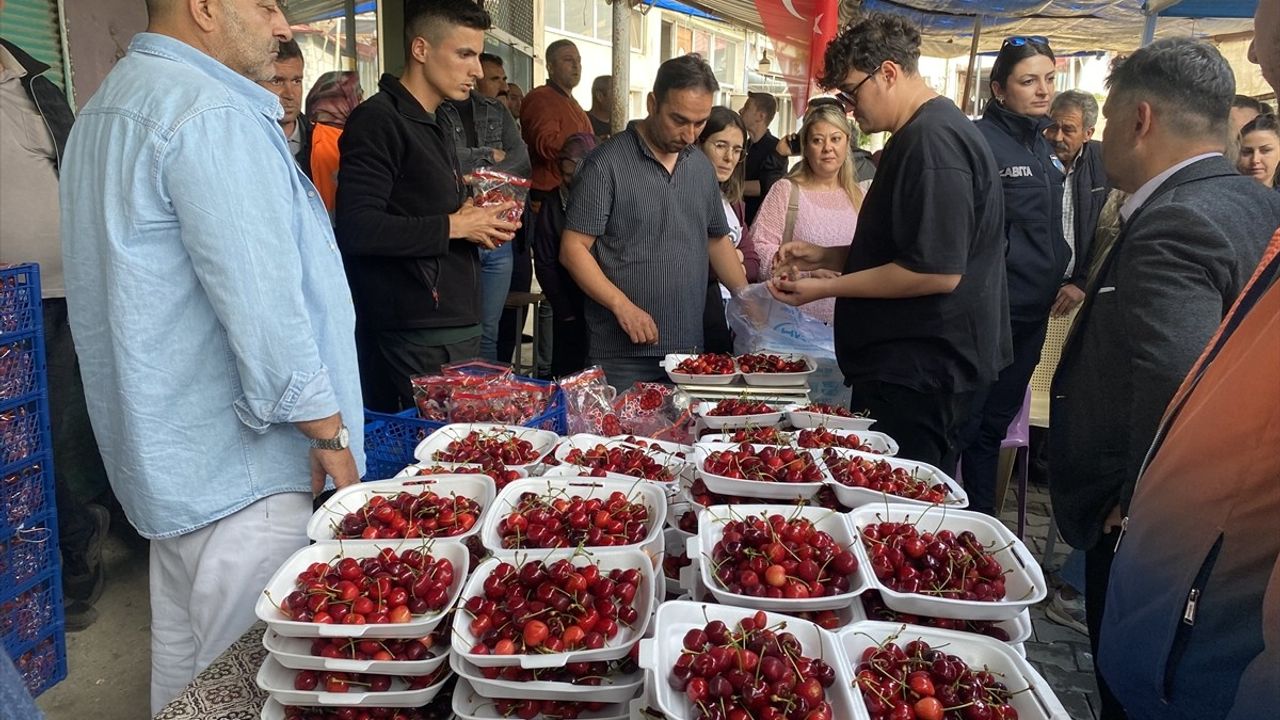 Manisa'da Kiraz Yeme Yarışması: 10 Dakikada 2 Kilo 592 Gram Kiraz Yiyen Kazandı