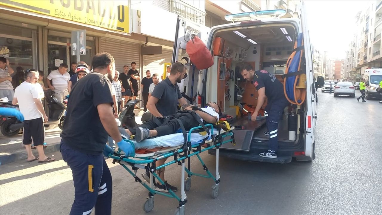 Manisa'da Otomobilin Motosikletlere Çarpması Sonucu 4 Yaralı