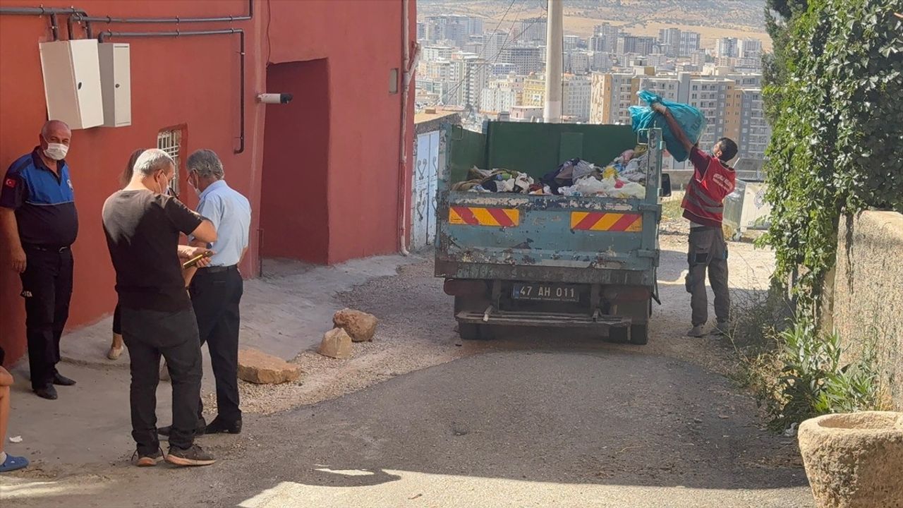 Mardin'de Atık Evden 2 Kamyon Çöp Çıkarıldı