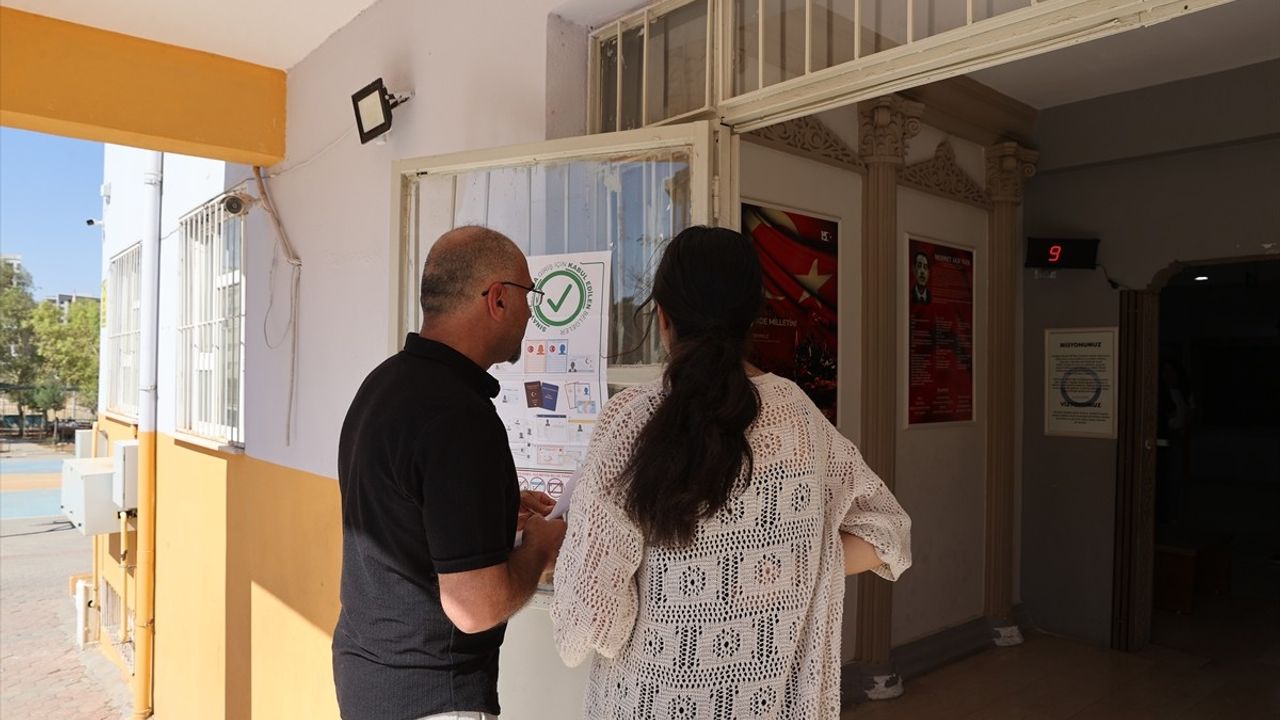 Mardin'de Baba, Kızının Heyecanına Ortak Oldu: YKS'ye Beraber Girdiler