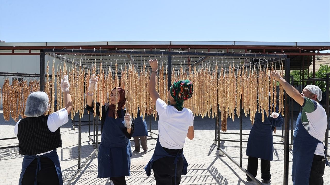 Mardin'de Cevizli Sucuk Bayramda Dolup Taşıyor