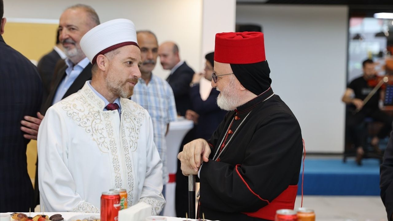 Mardin'de Farklı Dinlerden Vatandaşlar Bayramda Buluştu