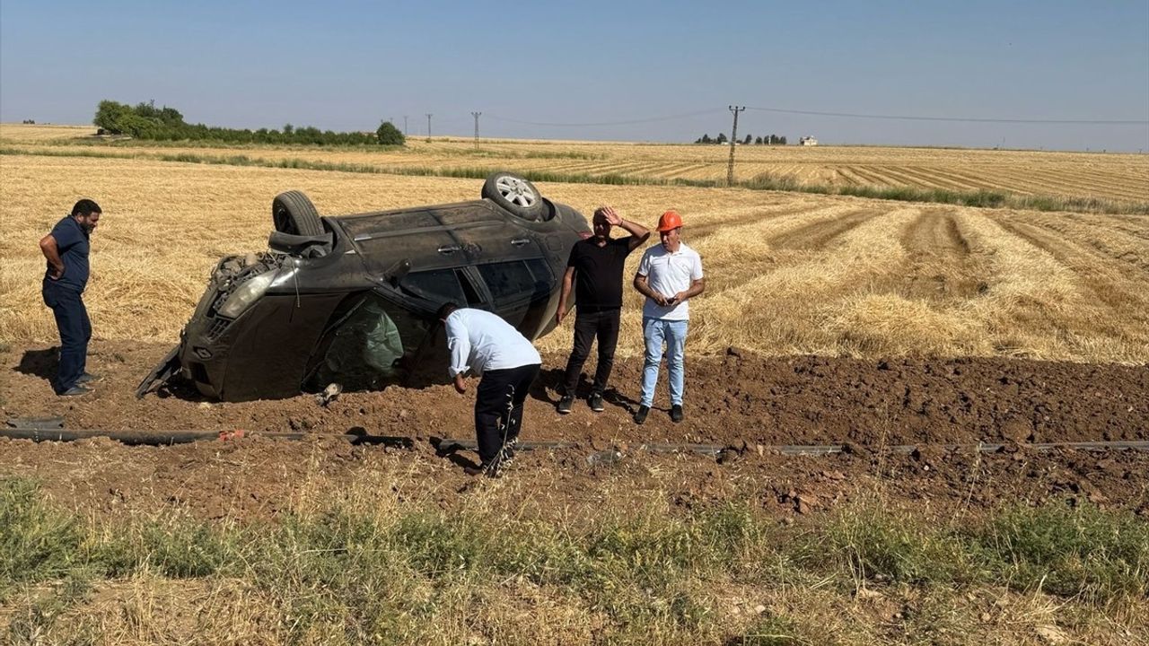 Mardin'de Tarlaya Devrilen Otomobilde Baba ve Kızı Yaralandı
