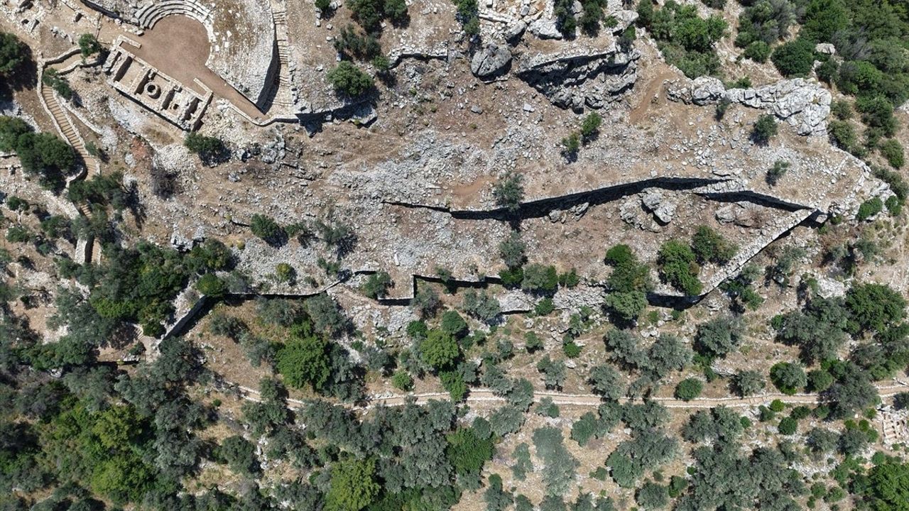 Marmaris'teki Amos Antik Kenti Tiyatrosu'nda Çevre Düzenlemesi Tamamlandı