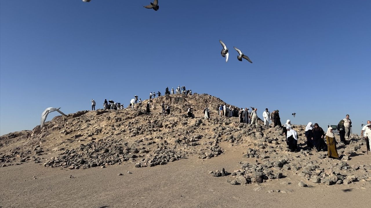 Medine'de Hacıların Dua ve İbadetleri Coşkuyla Devam Ediyor