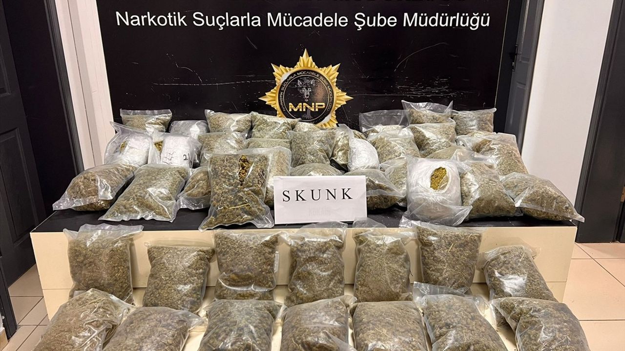 Mersin'de 23 Kilo Skunk Ele Geçirildi: 3 Zanlı Tutuklandı