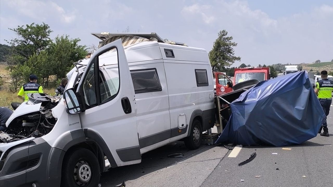 Mersin'de Karavan Tıra Çarptı: 1 Ölü, 1 Yaralı