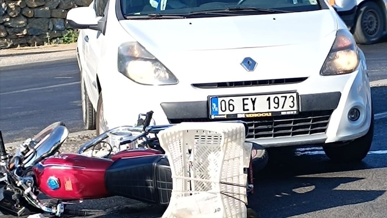 Mersin'de Otomobil ile Motosiklet Çarpıştı: 2 Yaralı