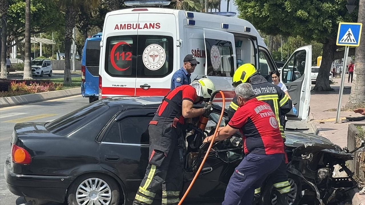 Mersin'de Otomobil Motosikletlere Çarptı: 5 Yaralı
