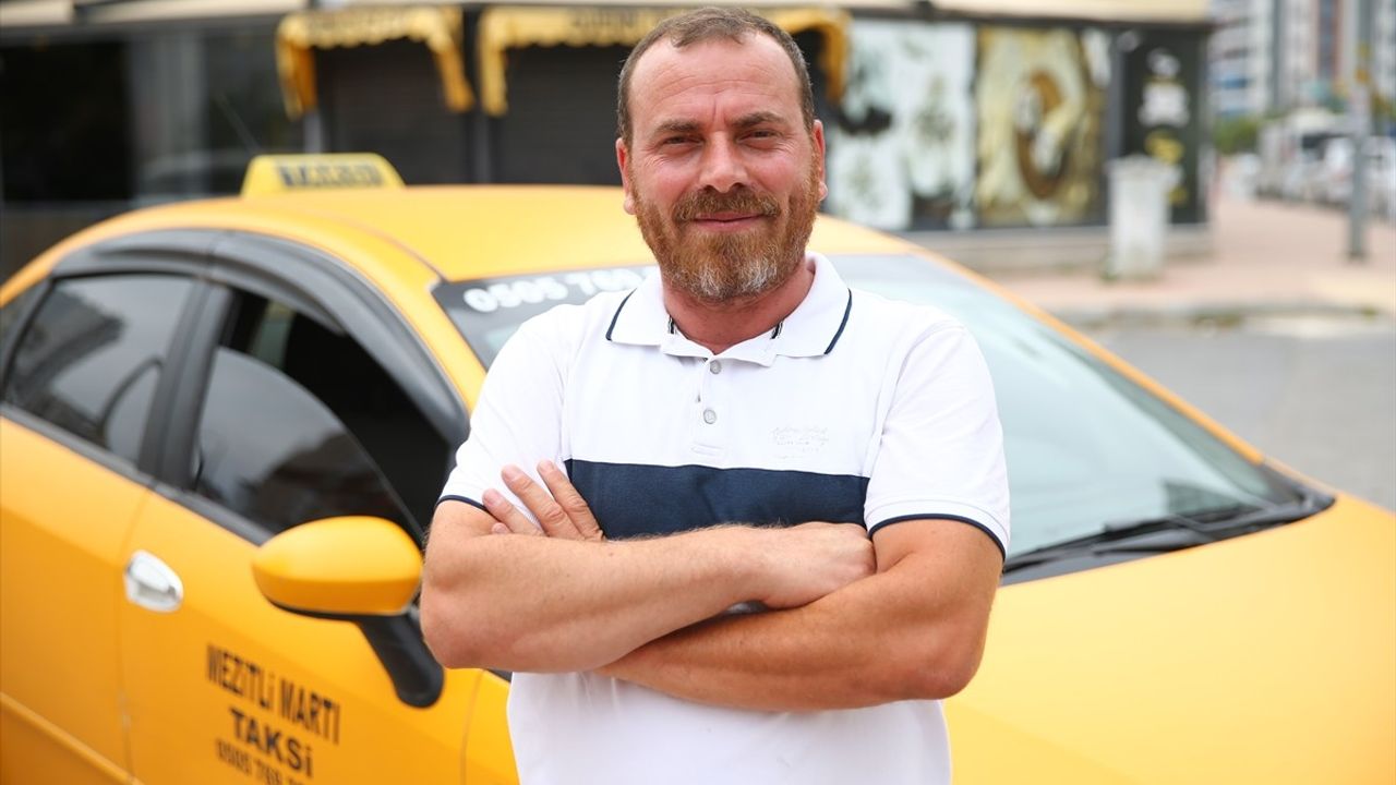 Mersin'de Taksici, El Freni Çekilmeyen Aracı Durdurdu