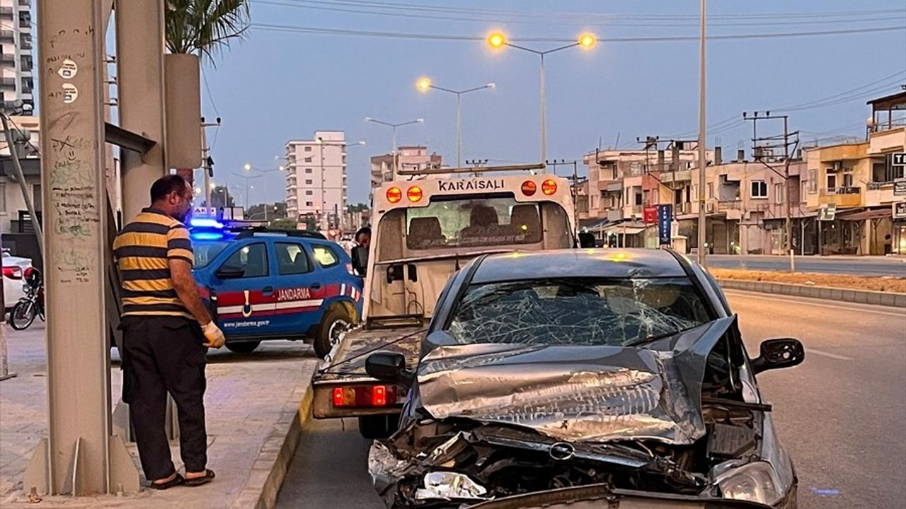 Mersin'de Üst Geçide Çarpan Otomobilde 6 Yaralı