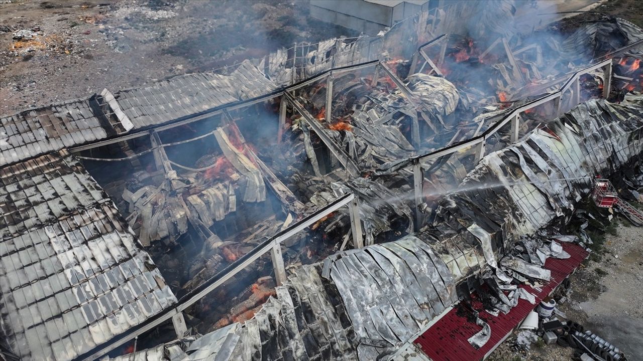 Mersin'deki Pamuk Deposunda Yangın Kontrol Altına Alındı