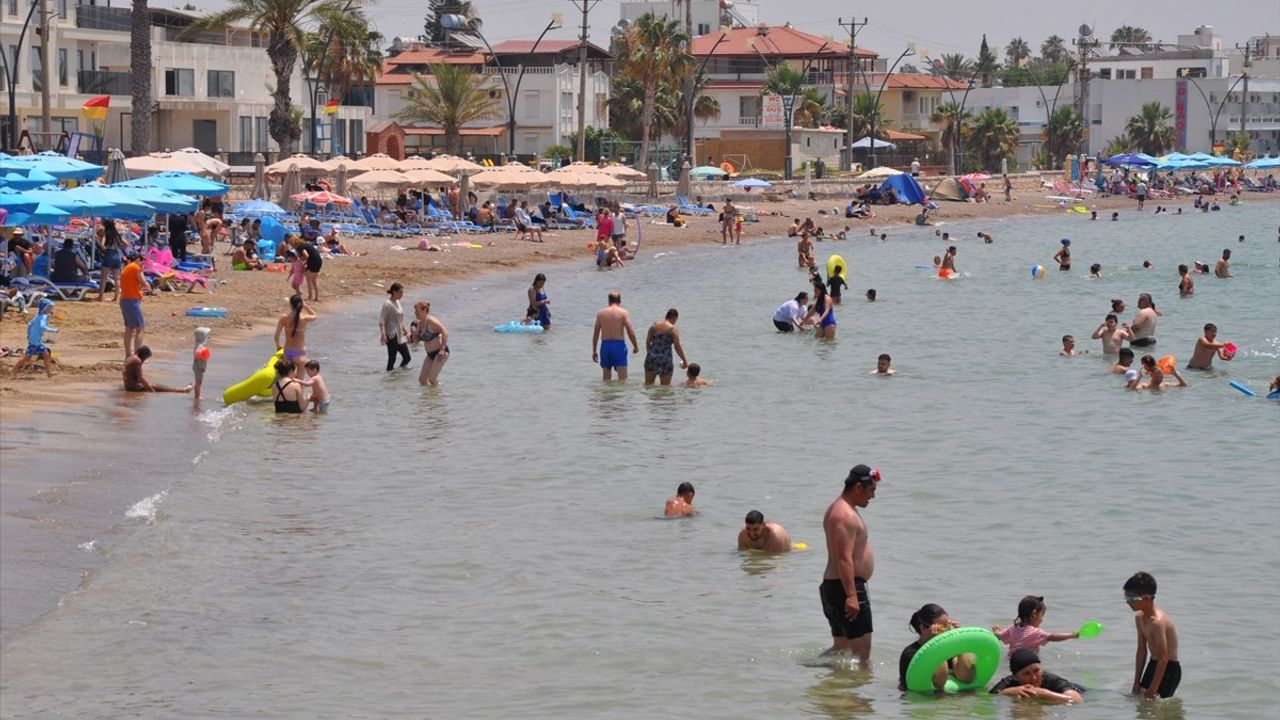 Mersin Sahillerinde Bayram Sonu Yoğunluğu: Tatilciler Plajlarda Serinliyor