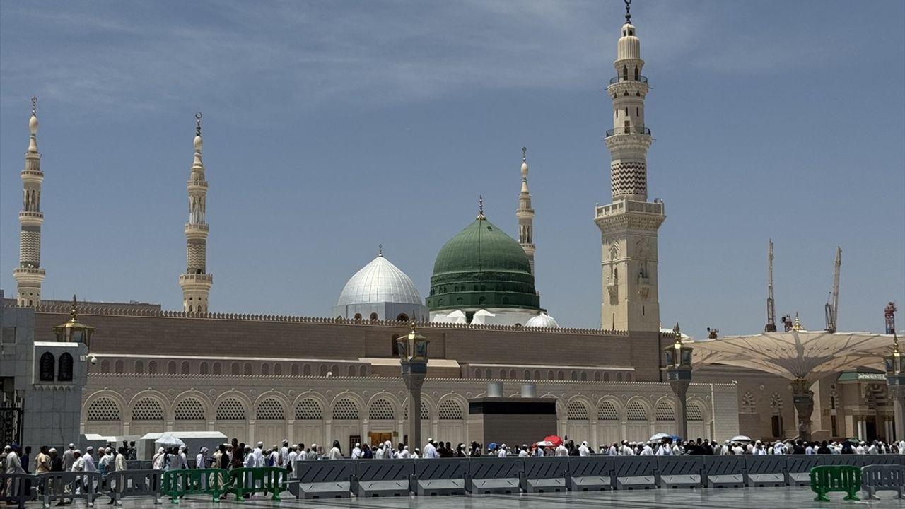 Mescid-i Nebevi'de Cuma Namazı İçin Binlerce Hacı Bir Araya Geldi