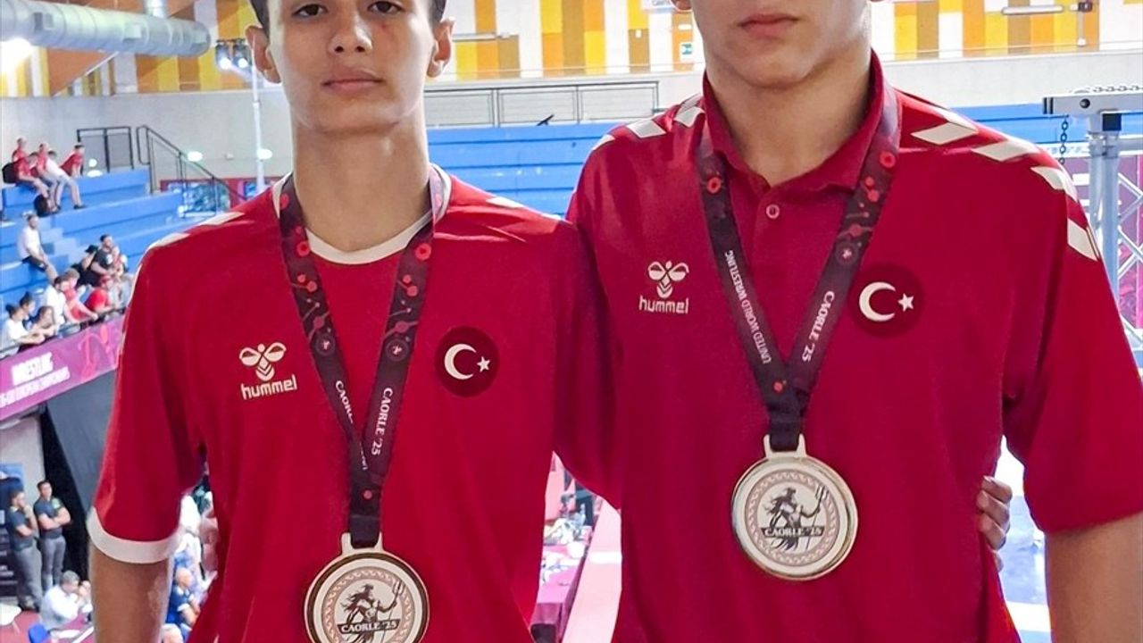 Milli Güreşçilerden 15 Yaş Altı Avrupa Şampiyonası'nda 2 Madalya