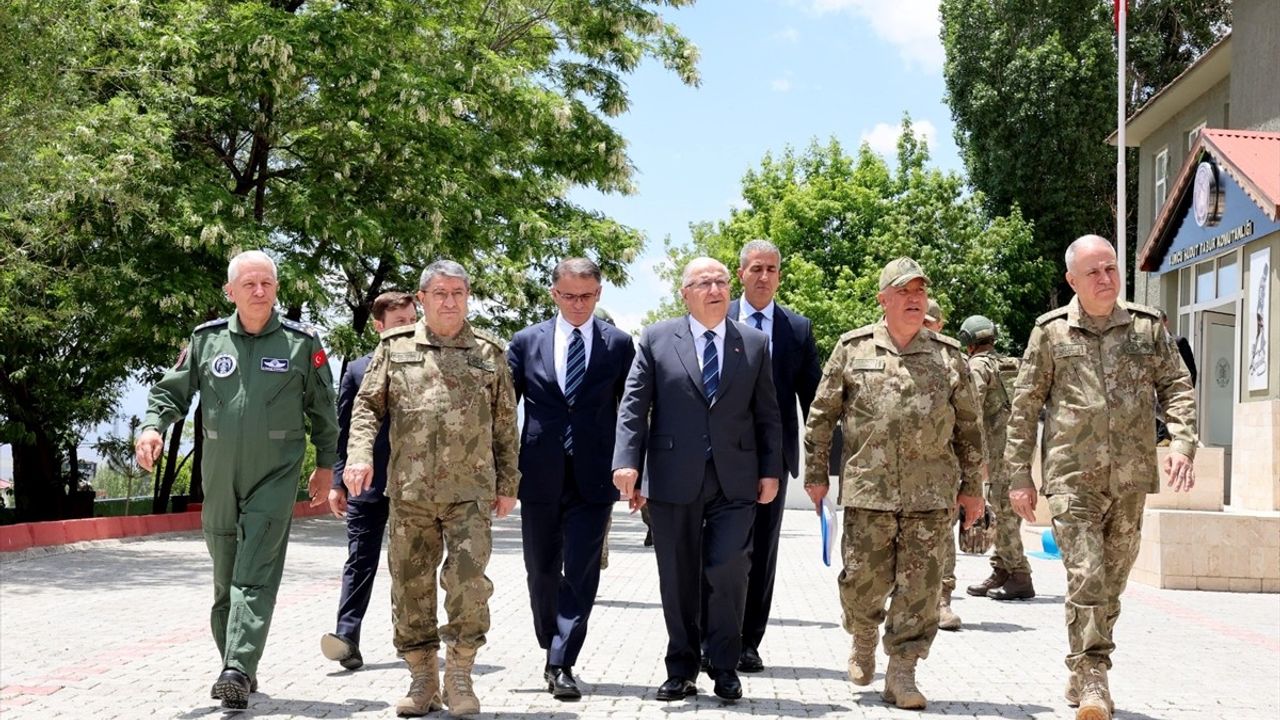 Milli Savunma Bakanı Güler, İran Sınırında İncelemelerde Bulundu