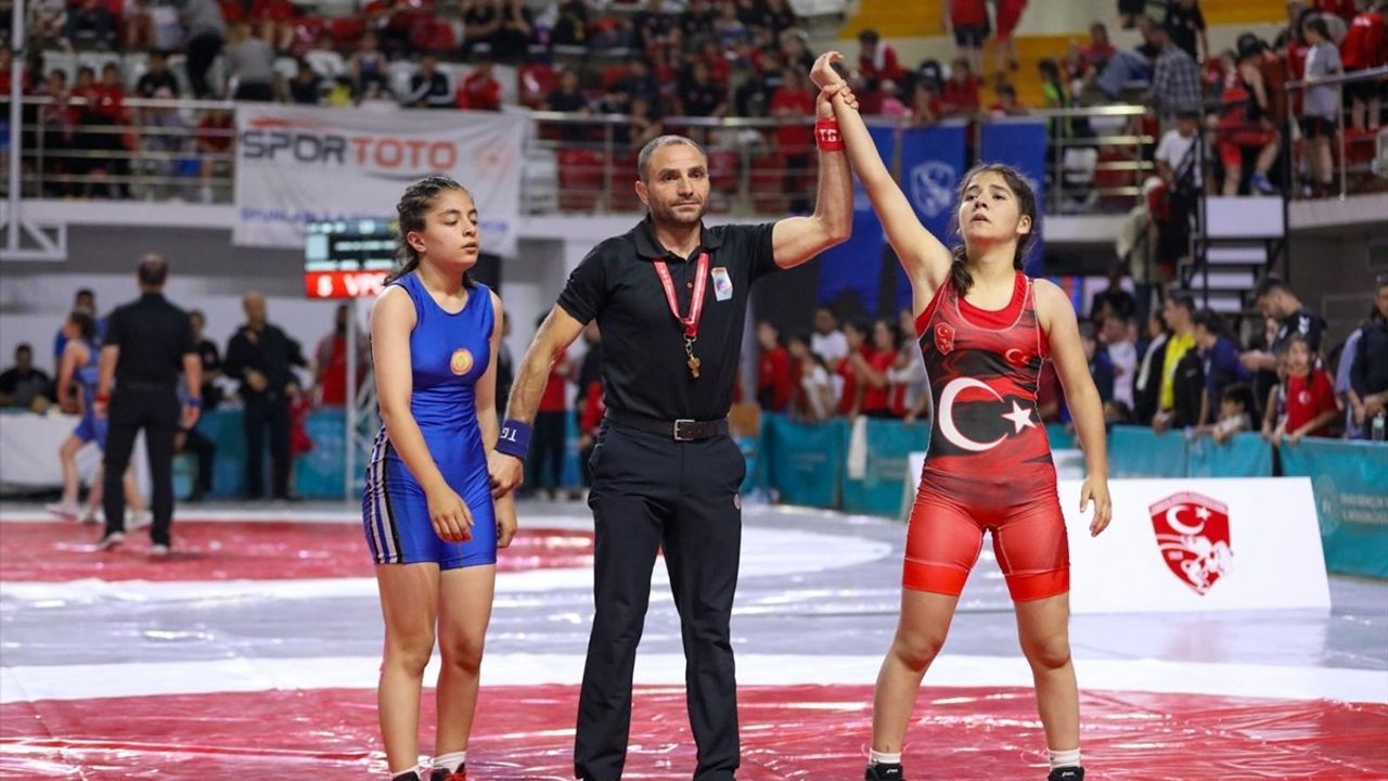 Minikler Türkiye Güreş Şampiyonası'nda Kızlar Kategorisi Sonuçlandı
