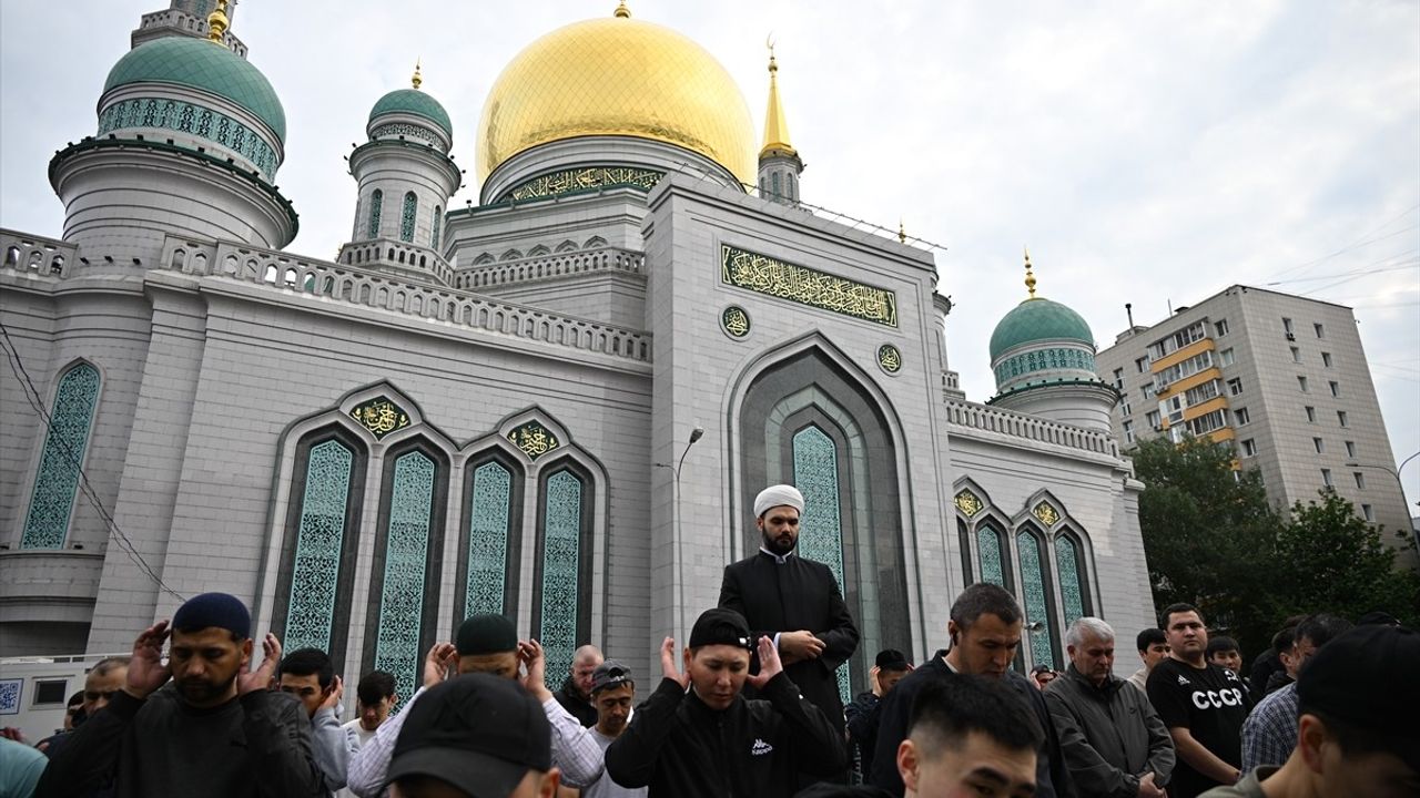 Moskova'da Müslümanlar Kurban Bayramı Namazında Sokaklara Taşarak Coşkulu Kutlama Gerçekleştirdi