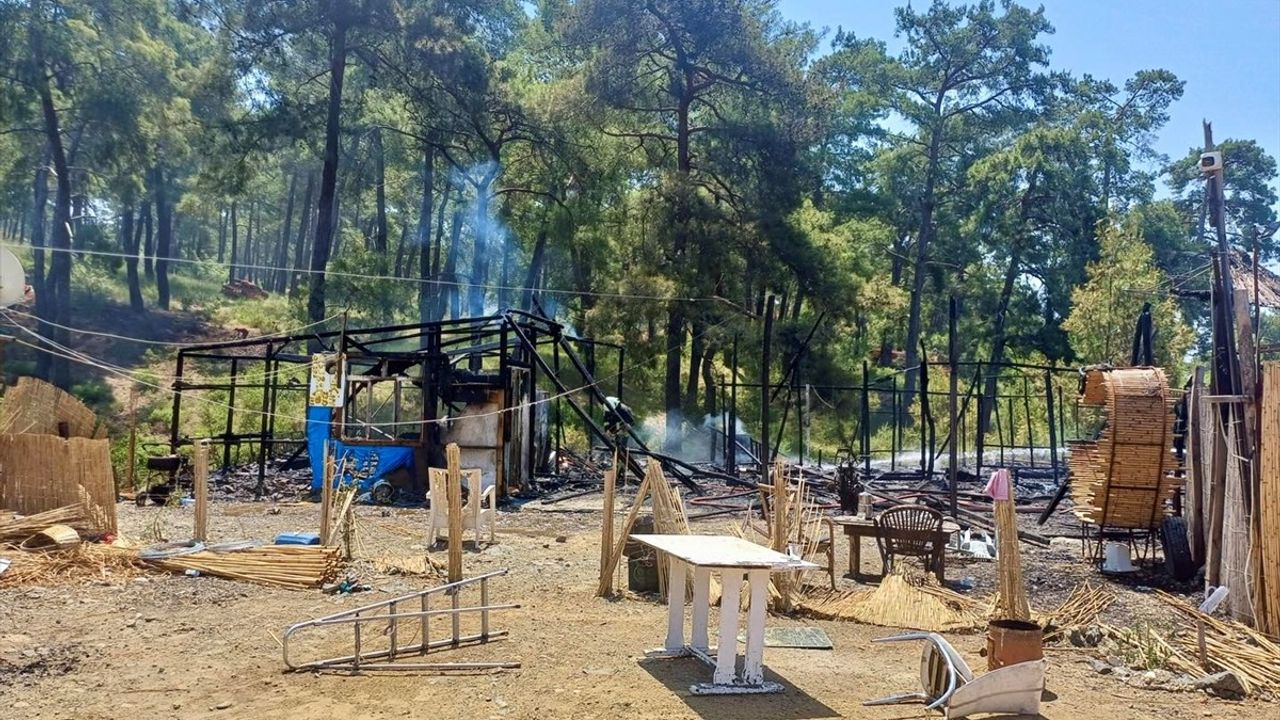 Muğla'da İş Yerinde Çıkan Yangın Ormana Sıçramadan Kontrol Altına Alındı