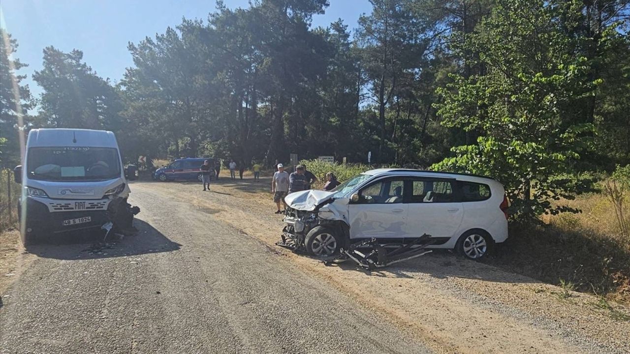 Muğla'da Servis Minibüsü ile Otomobil Çarpıştı: 9 Yaralı