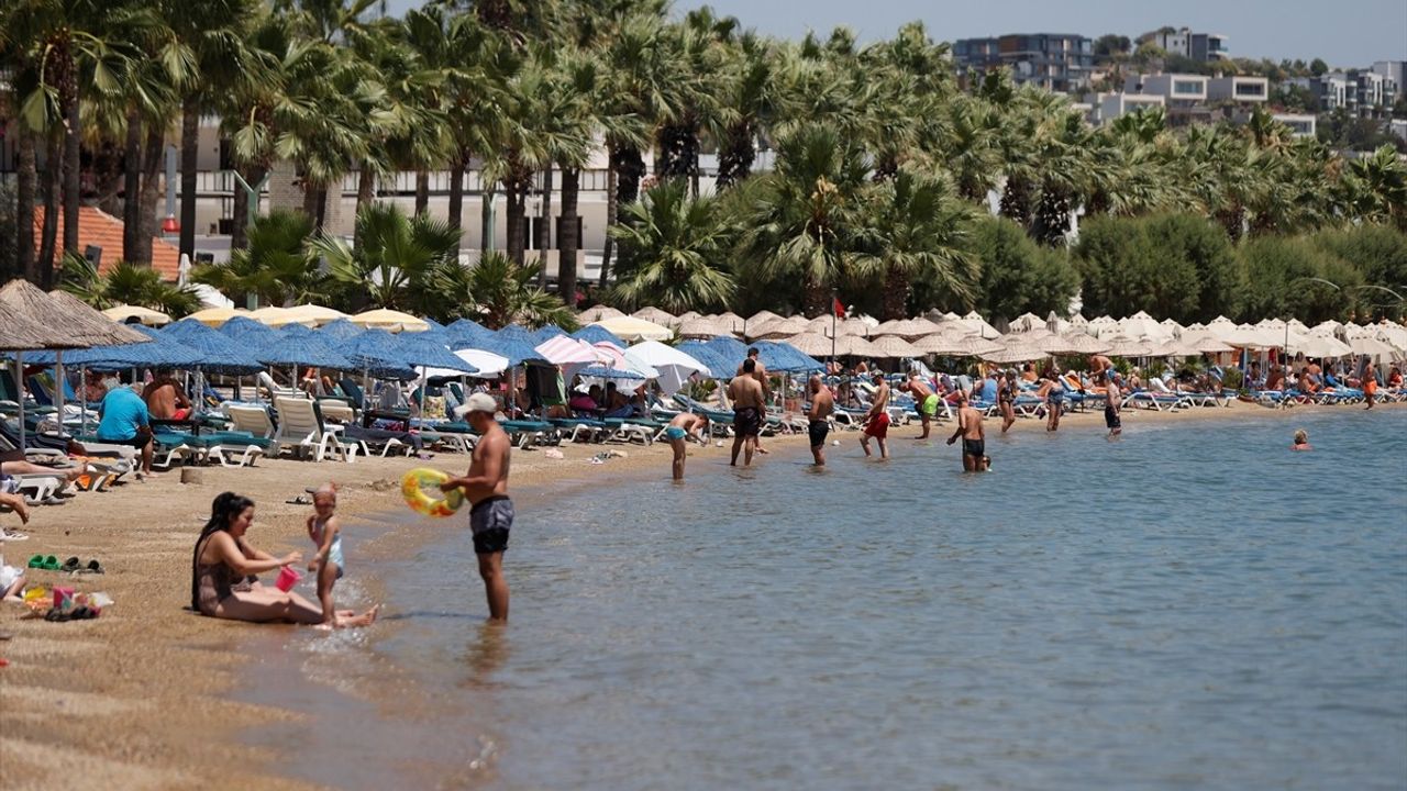 Muğla'da Sıcak Hava Sebebiyle Sahillerde Yoğunluk Artıyor