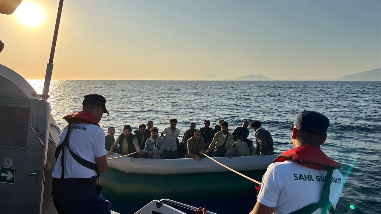 Muğla'da Sürüklenen Lastik Bottaki 14 Düzensiz Göçmen Kurtarıldı