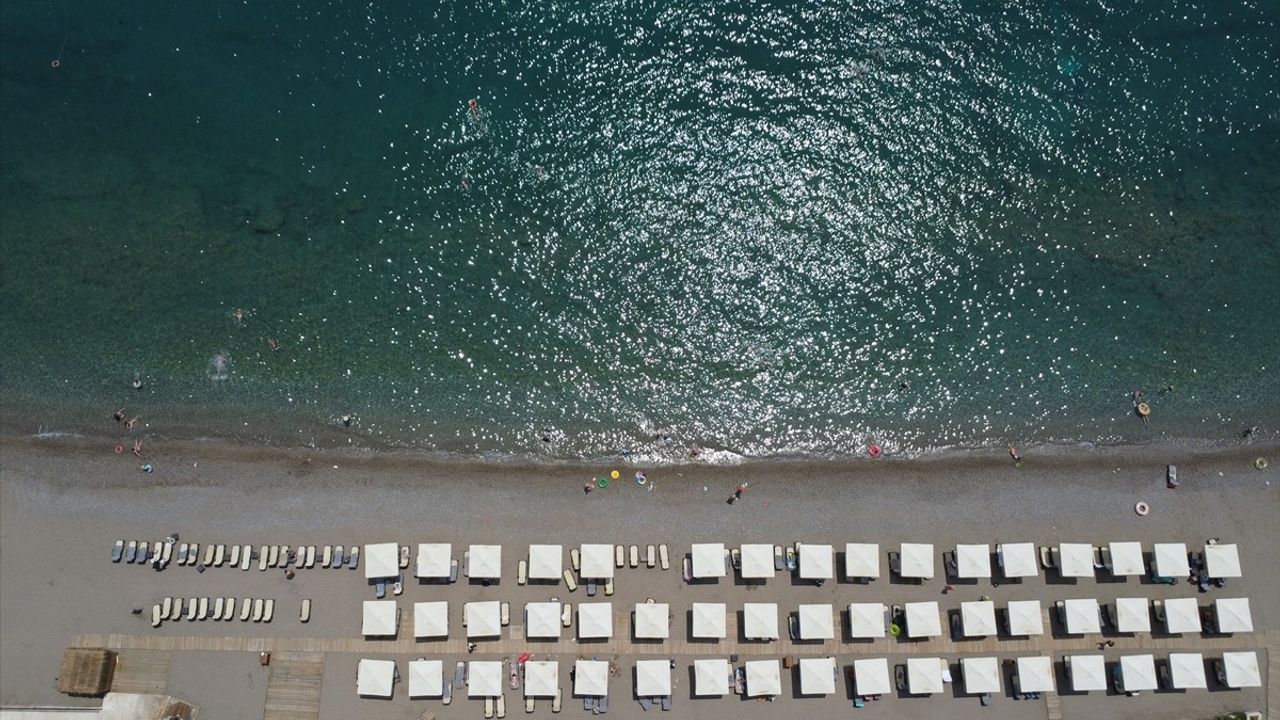 Muğla ve Antalya'da Plajlarda Yoğunluk Başladı