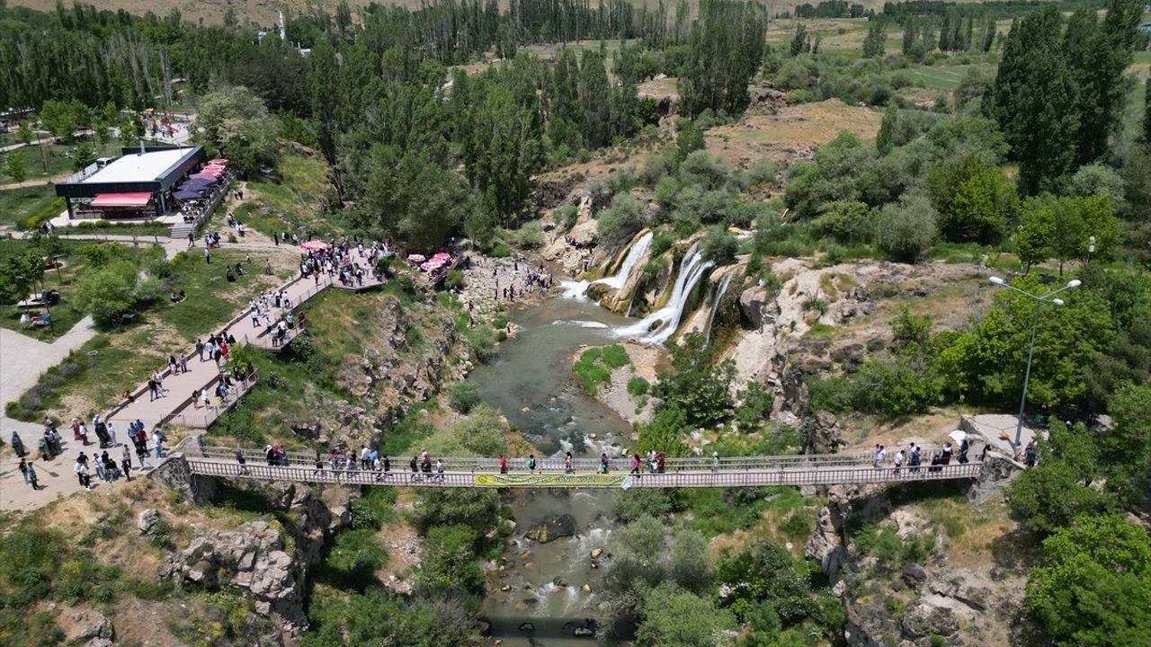 Muradiye Şelalesi Kurban Bayramı'nda Ziyaretçi Akınına Uğradı