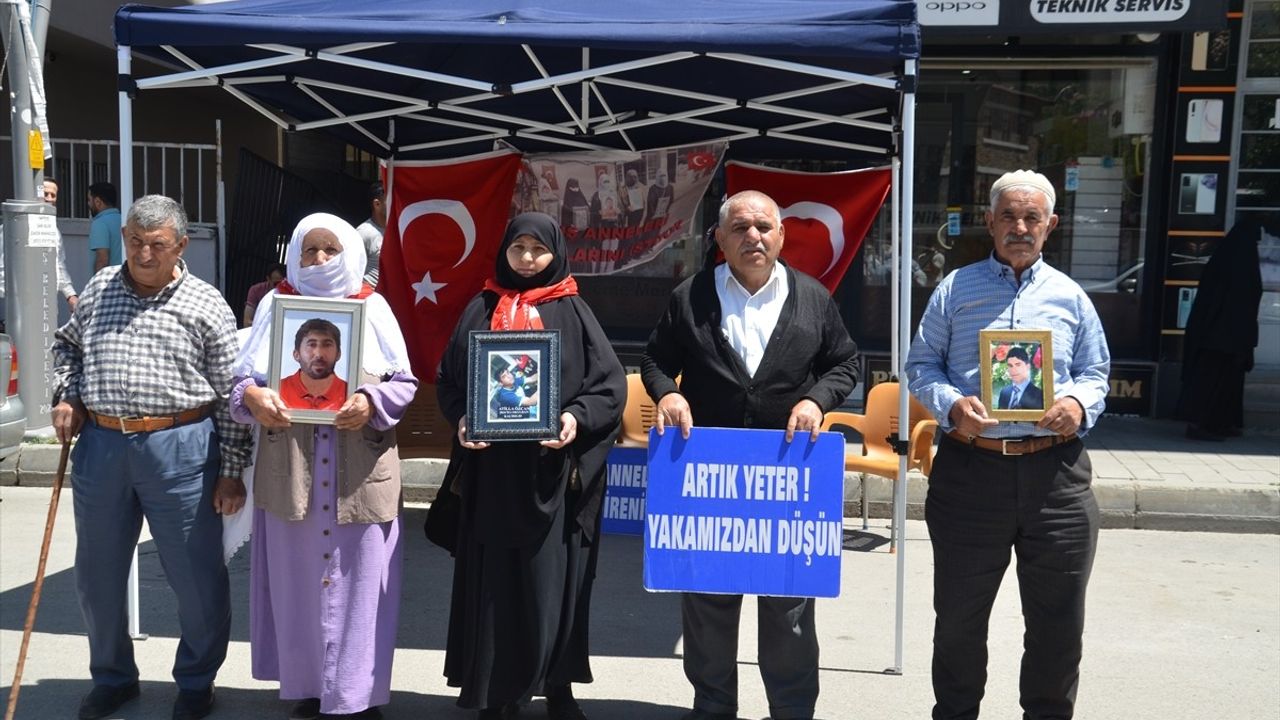 Muş'ta Aileler, DEM Parti Önünde Eylemlerini Sürdürüyor